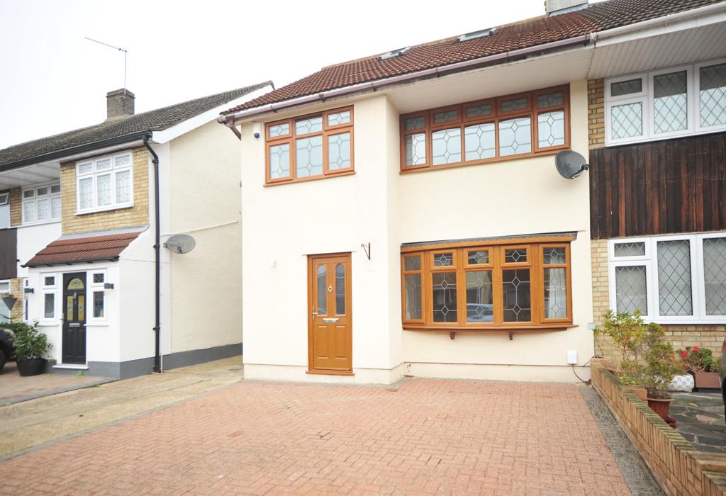 Denbigh Close, Hornchurch 4 bed semidetached house £1,900 pcm (£438 pw)