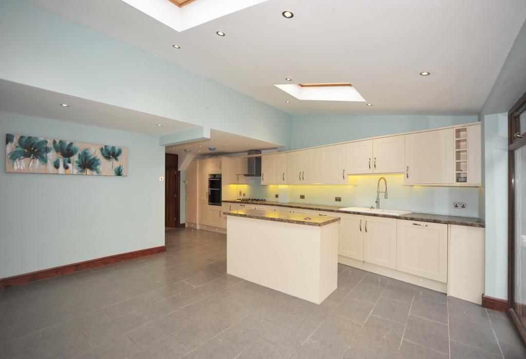 Denbigh Close, Hornchurch 4 bed semidetached house £1,900 pcm (£438 pw)