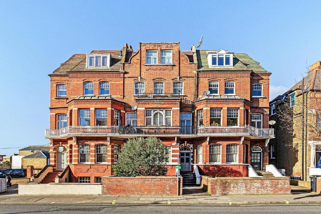 Fulham Road, Fulham 2 bed flat £875,000