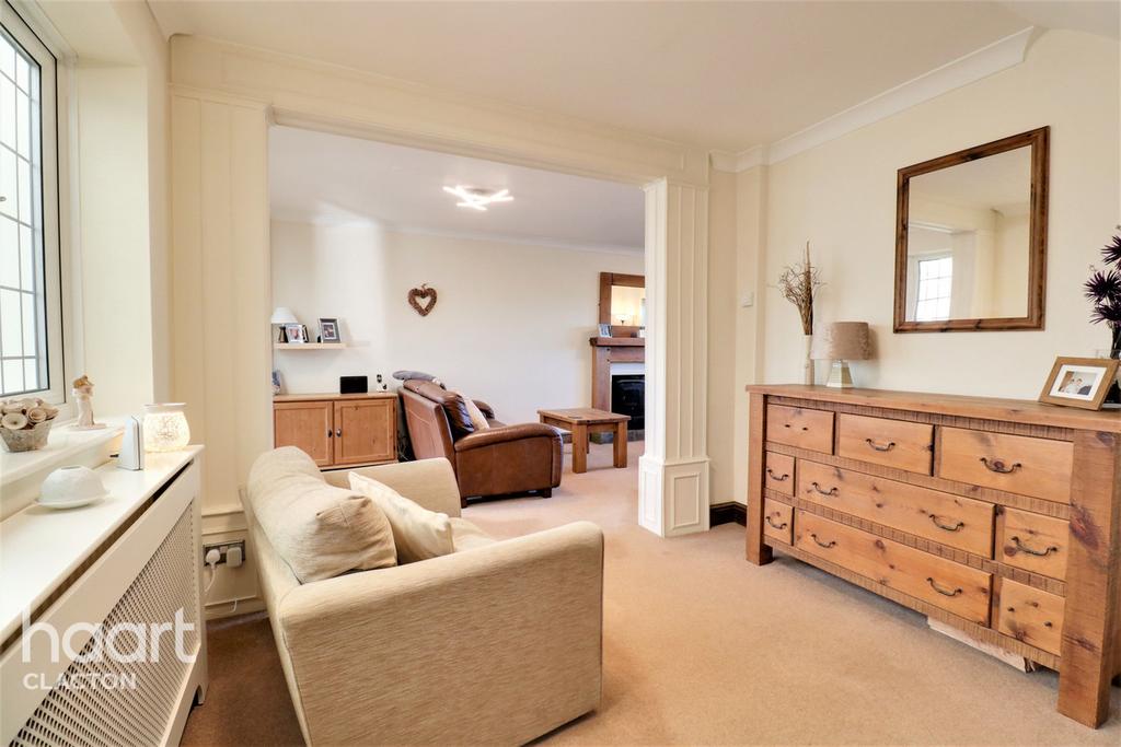 Grenfell Avenue, ClactonOnSea 4 bed detached house £375,000