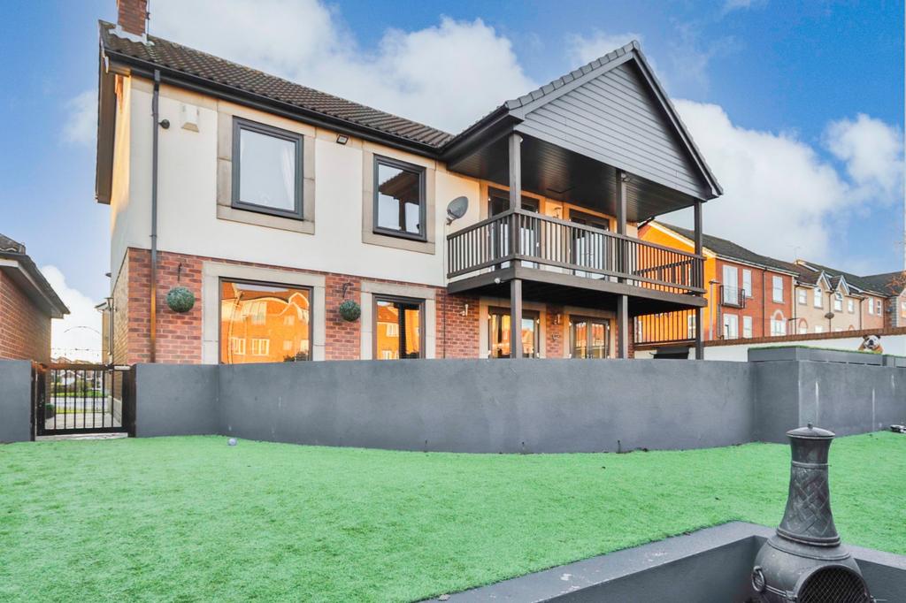 Caledonia Park, Hull, HU9 4 bed detached house £400,000