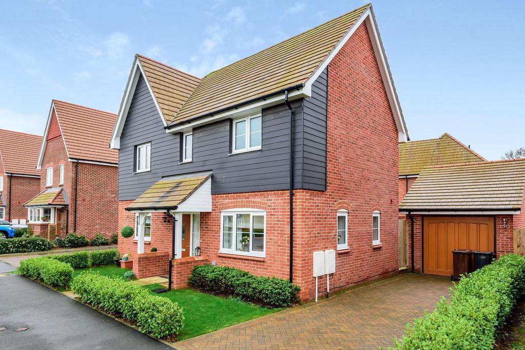 Longhurst Avenue, Cranleigh, GU6 3 bed detached house £620,000