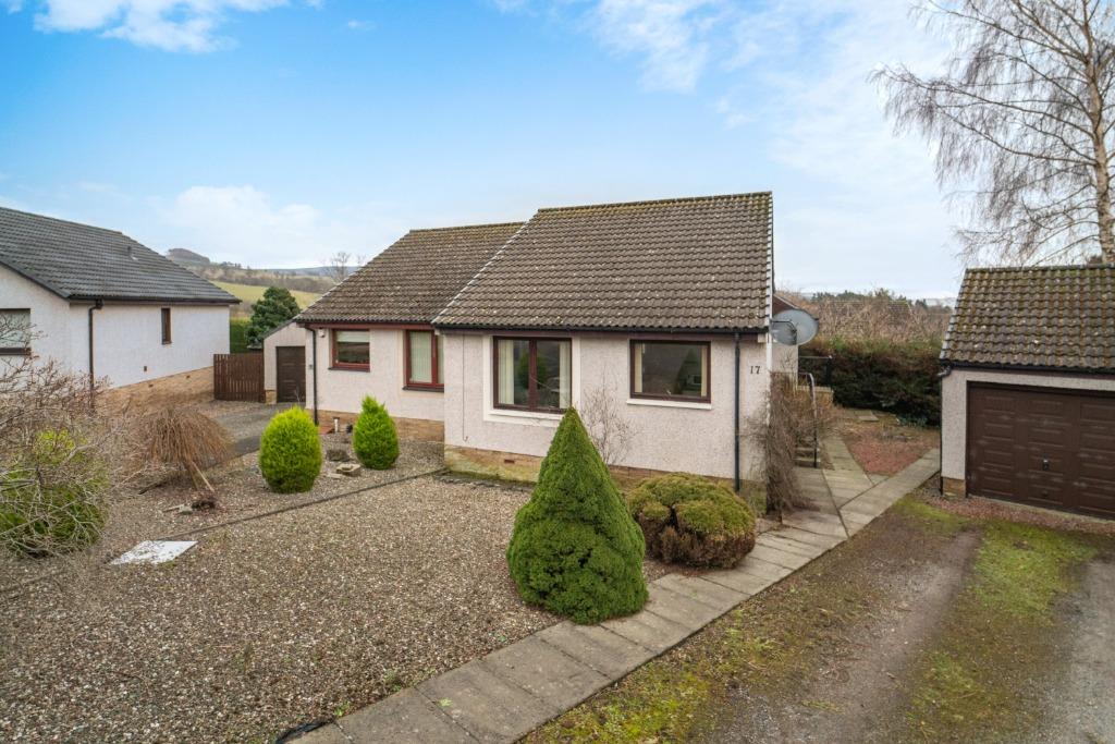 Knockard Place, Pitlochry... 2 bed semidetached bungalow £180,000
