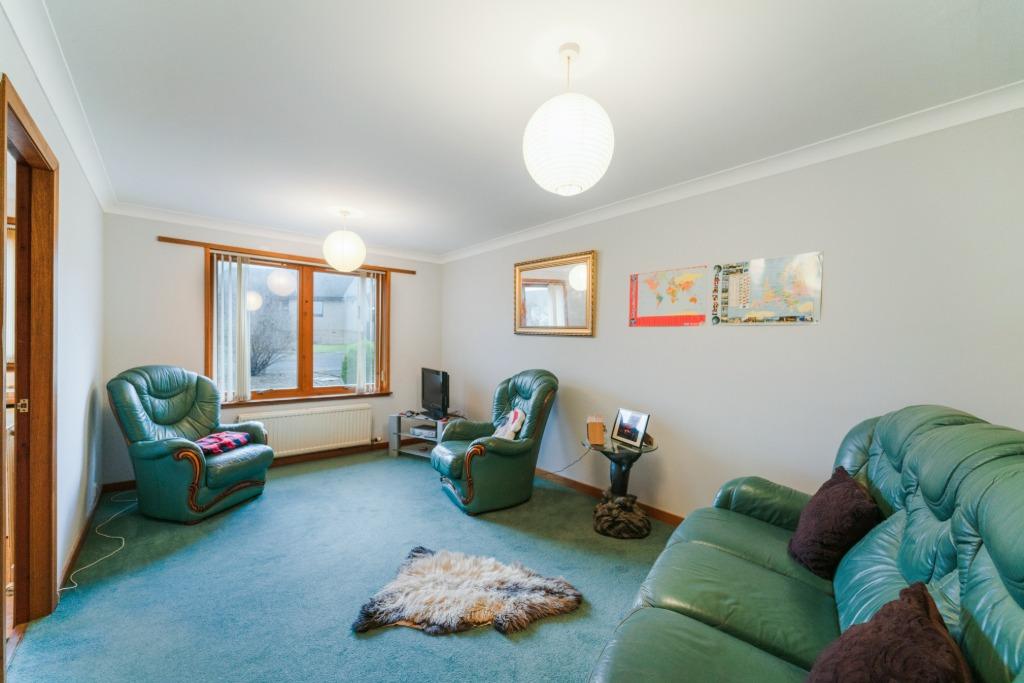 Knockard Place, Pitlochry... 2 bed semidetached bungalow £180,000