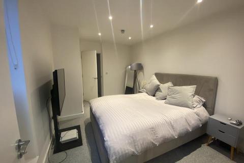2 bedroom flat to rent, High Street,  Chesham,  HP5