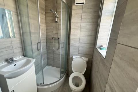 2 bedroom flat to rent, High Street,  Chesham,  HP5