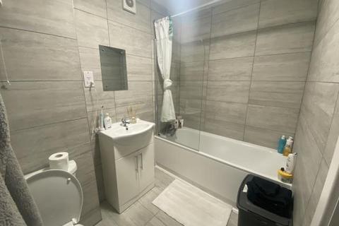 2 bedroom flat to rent, High Street,  Chesham,  HP5