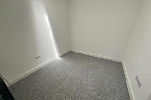 2 bedroom flat to rent, High Street,  Chesham,  HP5