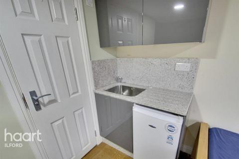 Studio to rent, Courtland Avenue, Ilford