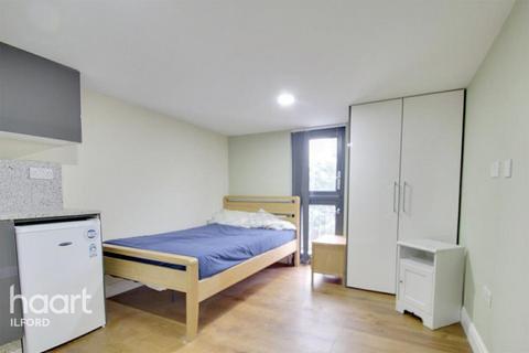 Studio to rent, Courtland Avenue, Ilford