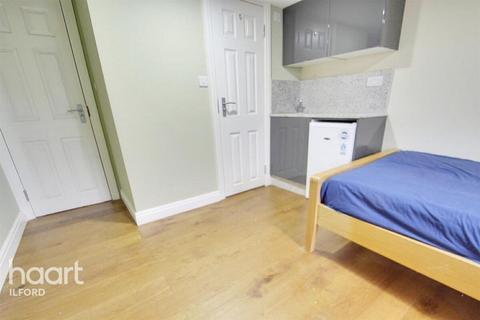 Studio to rent, Courtland Avenue, Ilford