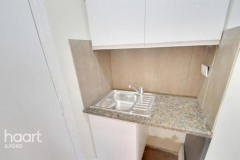 Studio to rent, Courtland Avenue, Ilford