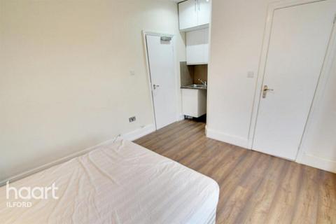Studio to rent, Courtland Avenue, Ilford