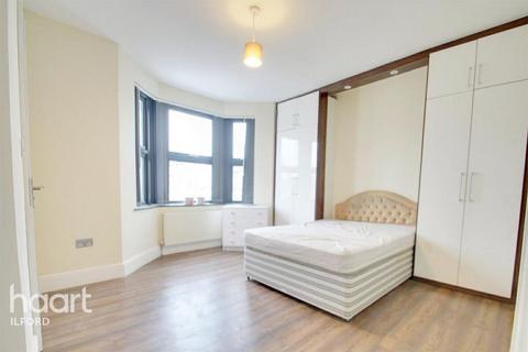 Studio to rent, Courtland Avenue, Ilford