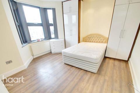 Studio to rent, Courtland Avenue, Ilford