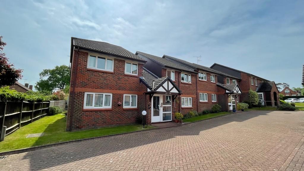 Acorn Drive, Wokingham 2 bed apartment for sale £200,000