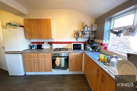 4 bedroom terraced house to rent, Harold Road, Southsea