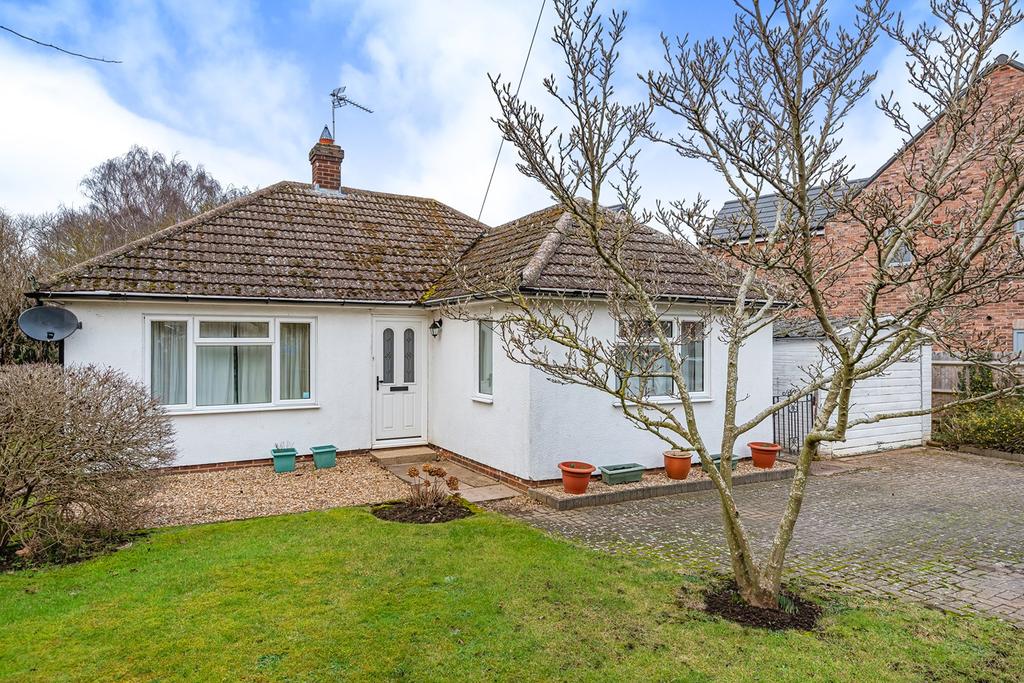 Ampthill Road, Shefford, SG17 2 bed detached bungalow £425,000