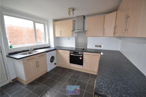 2 bedroom flat to rent, Colina Close, CV3