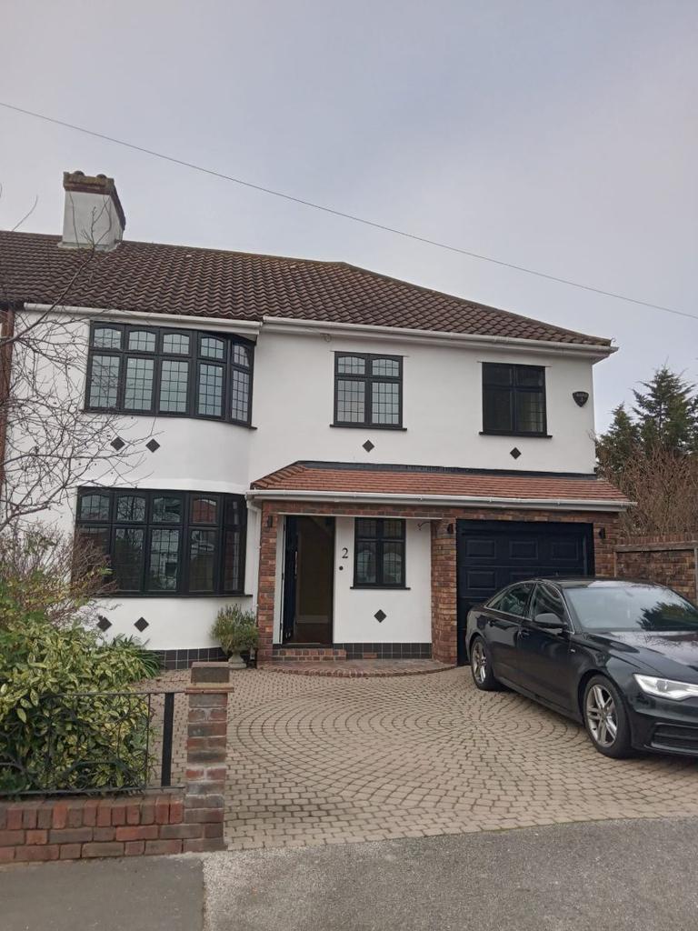 First Avenue, Bexleyheath 4 bed semidetached house £2,350 pcm (£542 pw)