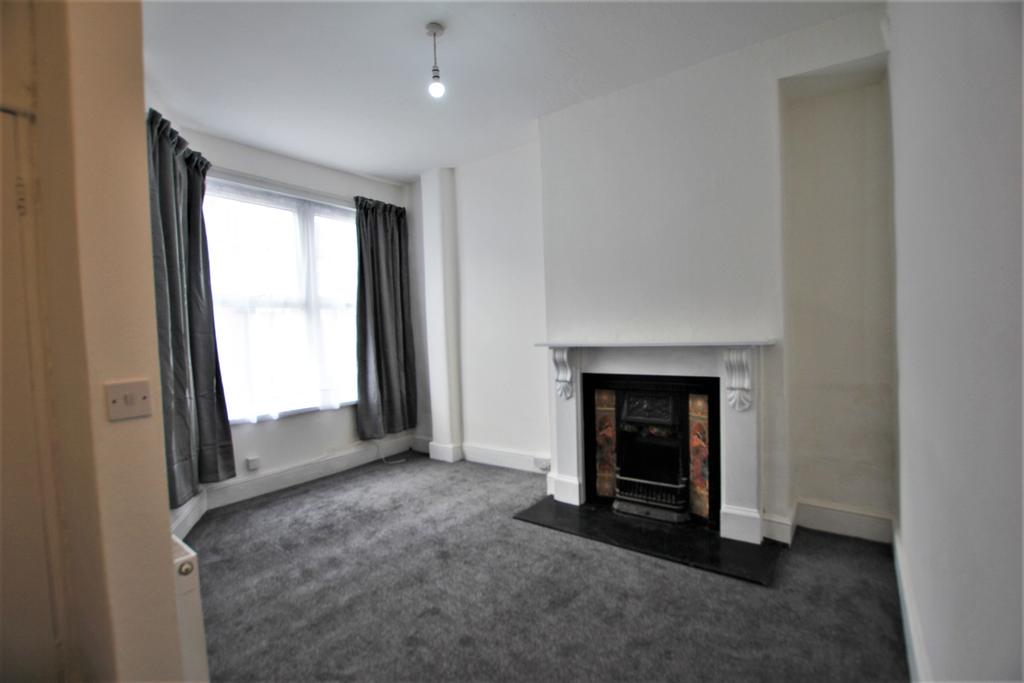 Dersingham Avenue, London, E12 1 bed flat £1,050 pcm (£242 pw)