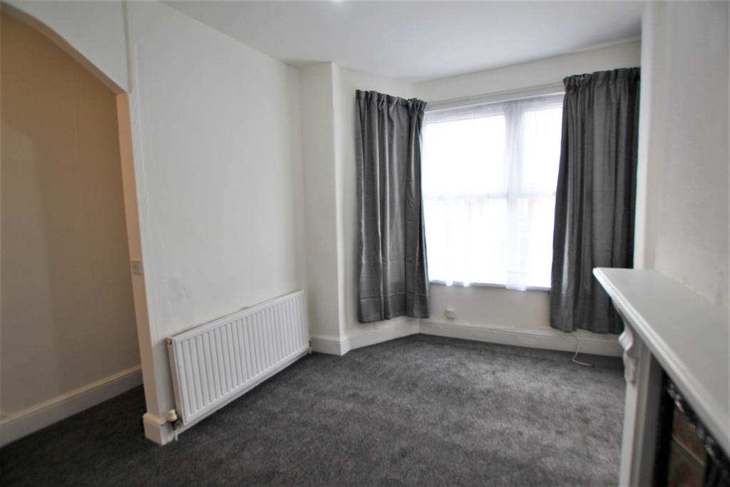 Dersingham Avenue, London, E12 1 bed flat £1,050 pcm (£242 pw)