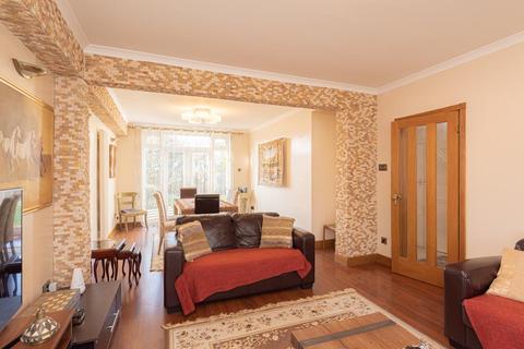10 Kinross Avenue, Worcester Park, KT4 7AF