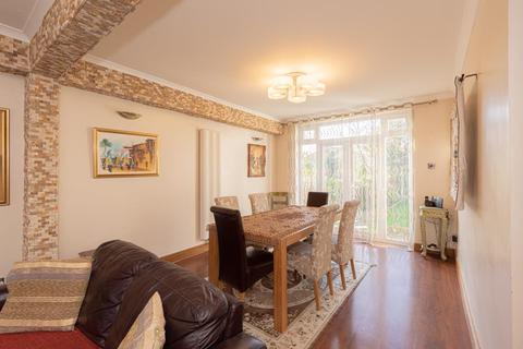 10 Kinross Avenue, Worcester Park, KT4 7AF