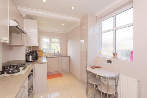10 Kinross Avenue, Worcester Park, KT4 7AF