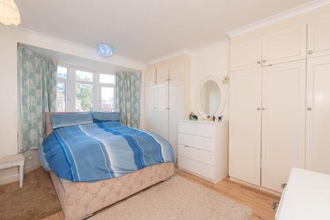 10 Kinross Avenue, Worcester Park, KT4 7AF