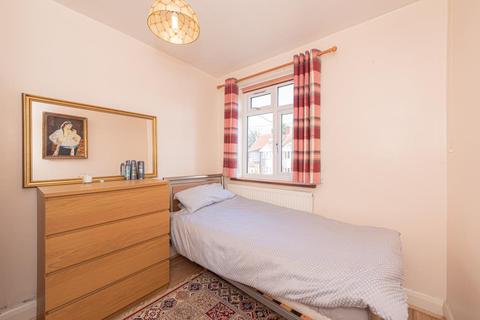 10 Kinross Avenue, Worcester Park, KT4 7AF