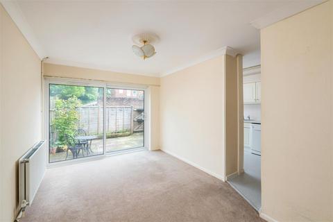 3 bedroom terraced house to rent, Harrison Close, Reigate