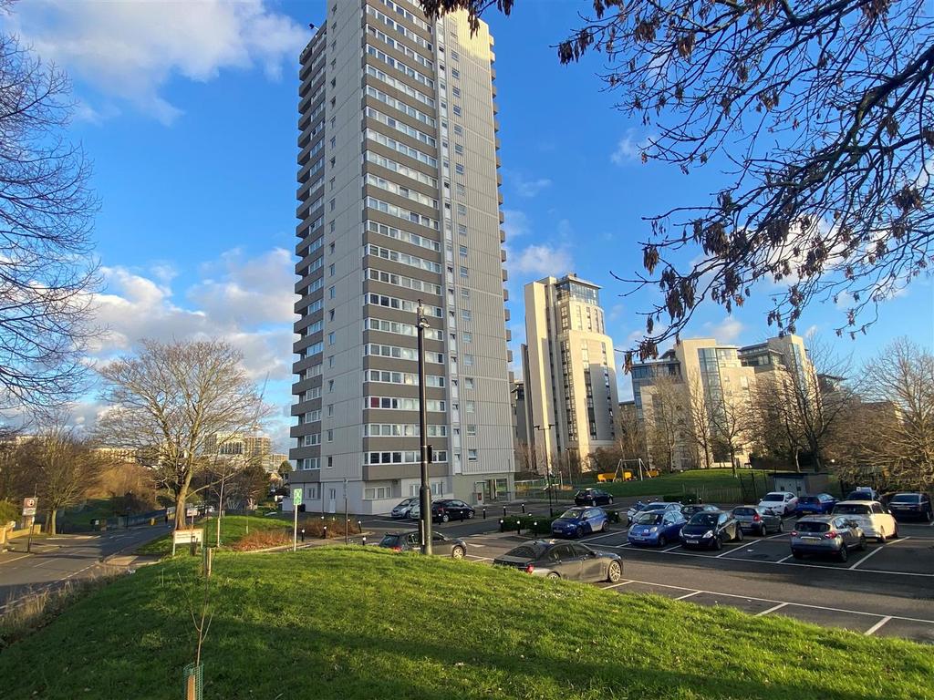 Harvey House, Green Dragon Lane... 2 bed flat £235,000