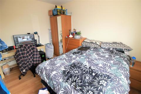 6 bedroom semi-detached house to rent - Keith Park Road, Uxbridge,
