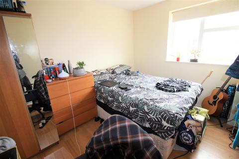 6 bedroom semi-detached house to rent - Keith Park Road, Uxbridge,