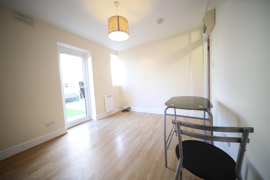 Tynemouth Drive, Enfield Studio £850 pcm (£196 pw)