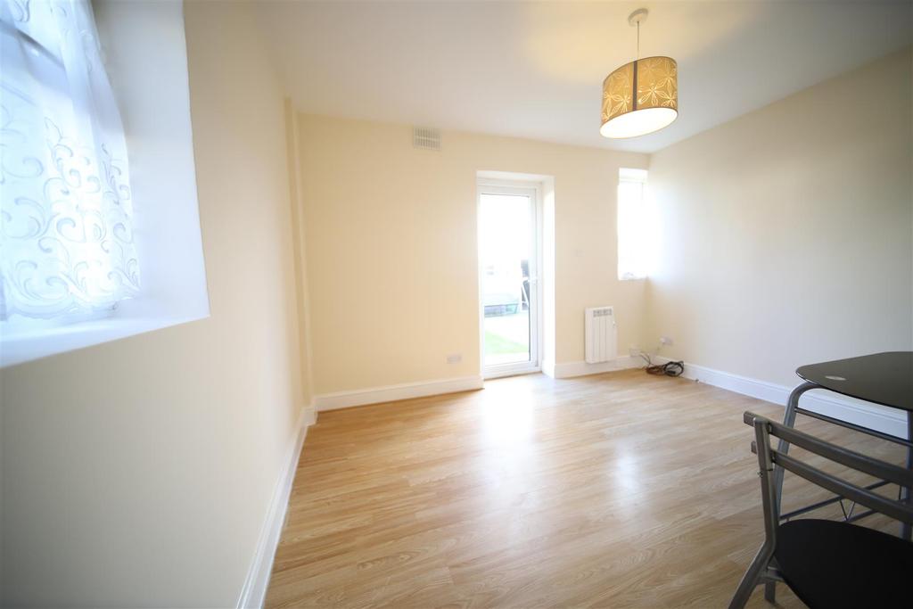 Tynemouth Drive, Enfield Studio £850 pcm (£196 pw)