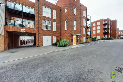 12 Shackleton Drive, Dartford, DA1 5UH