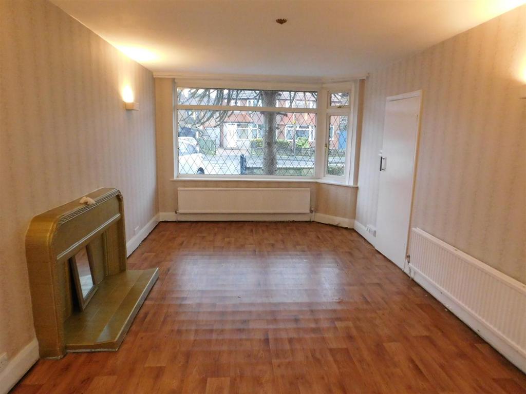 Windsor Avenue, Whitefield, Manchester 3 bed detached house £975 pcm (£225 pw)