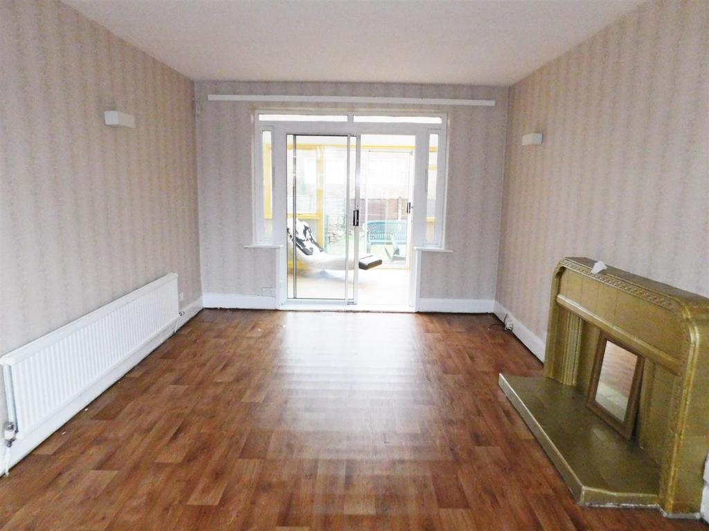 Windsor Avenue, Whitefield, Manchester 3 bed detached house £975 pcm (£225 pw)