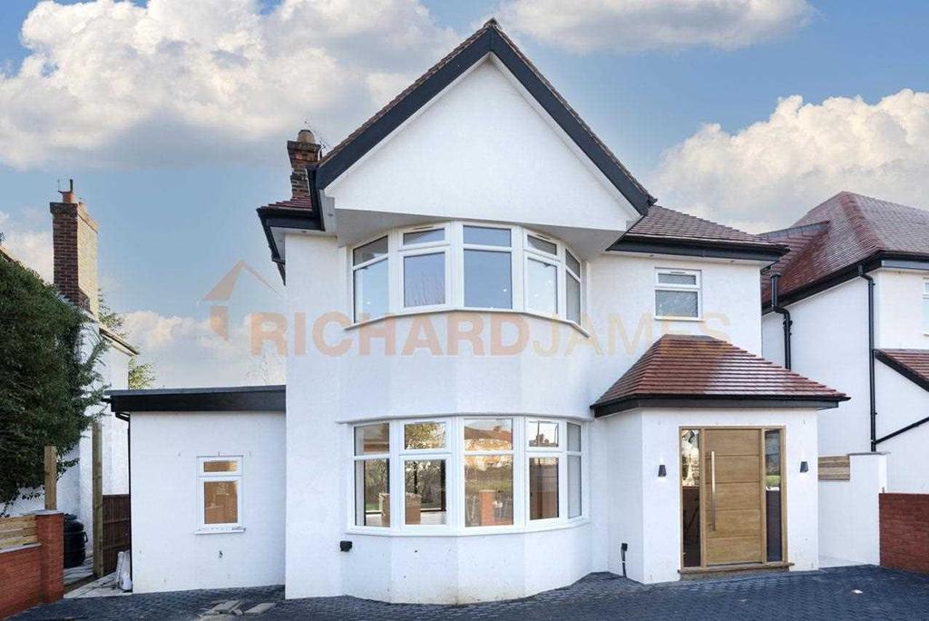 Lyndhurst Avenue, Mill Hill 4 bed detached house £1,395,000