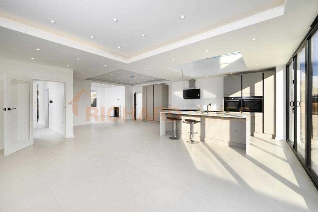 Lyndhurst Avenue, Mill Hill 4 bed detached house £1,395,000