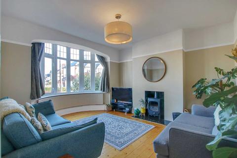 26 Woodleigh Avenue, London, N12 0LL