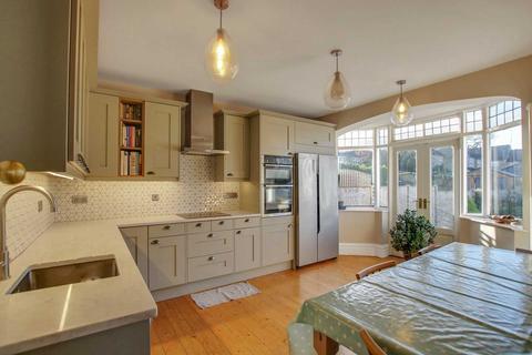 26 Woodleigh Avenue, London, N12 0LL