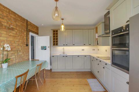 26 Woodleigh Avenue, London, N12 0LL