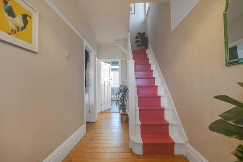26 Woodleigh Avenue, London, N12 0LL