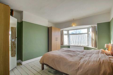 26 Woodleigh Avenue, London, N12 0LL