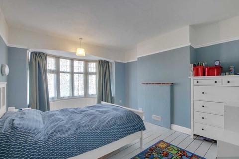 26 Woodleigh Avenue, London, N12 0LL