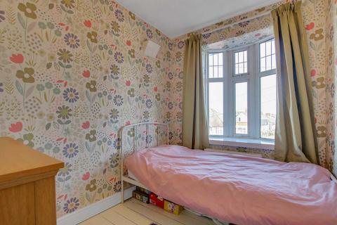 26 Woodleigh Avenue, London, N12 0LL