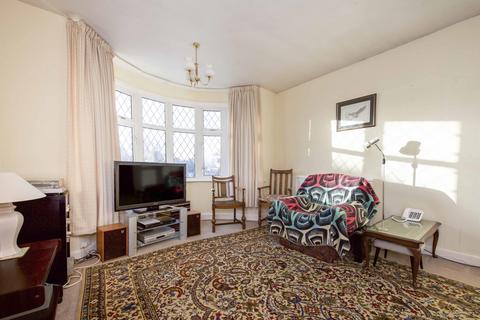 17 Branksome Way, New Malden, KT3 3AU